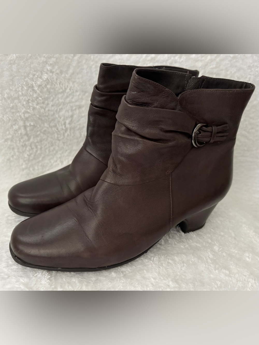 Clarks Artisan size 11 Wide dark brown side zipper leather ankle boots booties